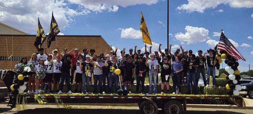 Photo by Abigail Rodriquez Bold Gold Varsity and JV Football teams won the Best of Show and $125.
