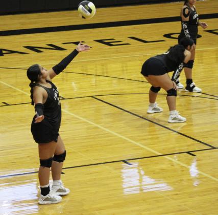 COMPETITION Lady Lope volleyball begins district competition on Saturday, Sept. 20, in Tahoka with an overall record of 13-13. | YOSELINE ESPARZA PHOTOS