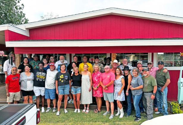 MONTHLY PALOOZA Smokin’ Dick’s Barbecue of Post held their monthly “Dick-a-Palooza” Aug. 1 at their 114 W. 4th Street location. Friends and alumni from Post High School classes of 1983, 1984, 1985 and 1986 met for an informal fun evening. | COURTESY PHOTO