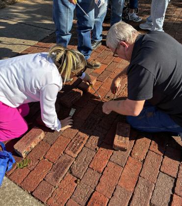 HONORING MEMORIES Community members and families gathered Sept. 10 at Centennial Plaza at the Garza County Courthouse in Post for the Post Area Chamber of Commerce’s latest Memorial Brick installation ceremony. SEE SPOTLIGHT, PAGE 8 | COURTESY PHOTO