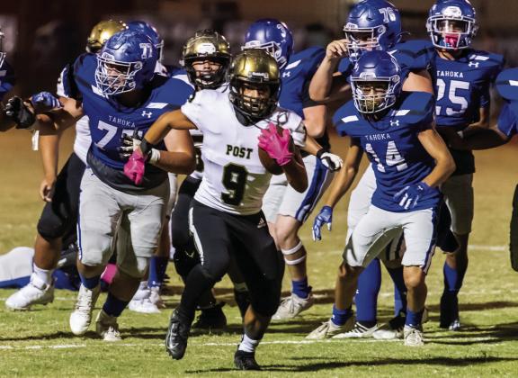 Ian Vergara takes the ball and runs from a dumbfounded Bulldog defensive. Ian had two touchdowns and rushed for 144 yards earning him the Offensive Player of the Week. Photo by Ron Francis