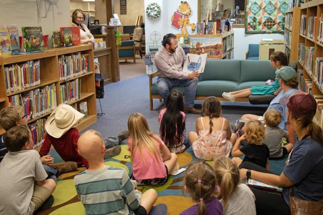 READ ALOUD The Post Public Library hosted Jesse Dixon with Perky Palette on Wednesday, during their summer reading program. Dixon read “Red” by Michael Hall to little readers in Post. This is the final week during the summer reading program to earn prizes for checking out and returning books! | PHILEMON GIBSON PHOTOS