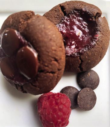 CHOCOLATE RASPBERRY THUMBPRINT COOKIES are the perfect combination of fudgey chocolate cookies and gooey raspberry jam! | ANGELINA LaRUE PHOTO