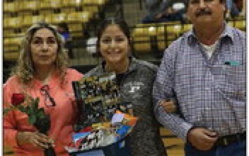 Aneliz Alaniz escorted by: Guille and Benito Alaniz