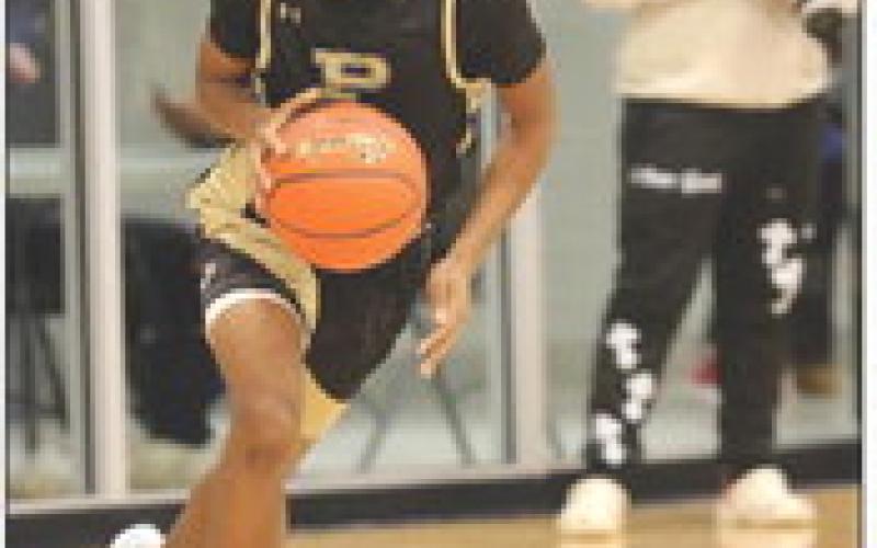 POST BASKETBALL Jefferson travels to find an open space to shoot during the game in Tahoka Jan. 14. | KHLOE SMITH PHOTO