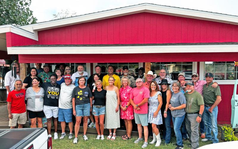 MONTHLY PALOOZA Smokin’ Dick’s Barbecue of Post held their monthly “Dick-a-Palooza” Aug. 1 at their 114 W. 4th Street location. Friends and alumni from Post High School classes of 1983, 1984, 1985 and 1986 met for an informal fun evening. | COURTESY PHOTO