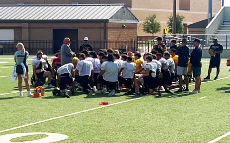 HUDDLE UP Head Coach John Wright gives encouragment and direction during the intrasquad scrimmage Aug. 8. | STAFF PHOTO