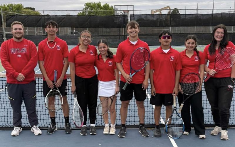 Eagles, Lady Eagles shine at district tennis