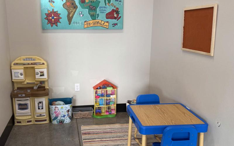 KIDS SPACE A children’s play area at Antelope Wash ’n’ Dry includes books and toys to help families stay comfortable while doing laundry.
