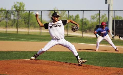 Bold Gold wraps up baseball season against Morton