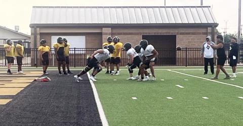 SCRIMMAGE Bold Gold held an intra-squad scrimmage Aug. 8. | STAFF PHOTO