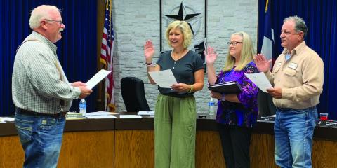 NEW COUNCILWOMAN, Mayor Marvin Self, administered the Oath of Office to newly elected councilwoman Carol Hester (middle) along with unopposed council members Dianne James, Ward 4 (left) and JimmyValdez,Ward 5 (right), who were both appointed in 2019. | ANNA GIBSON PHOTO