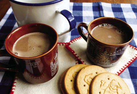 HONEY ALMOND COCOA Warm up on chilly fall days with a healthier hot chocolate option. | ANGELINA LARUE PHOTO