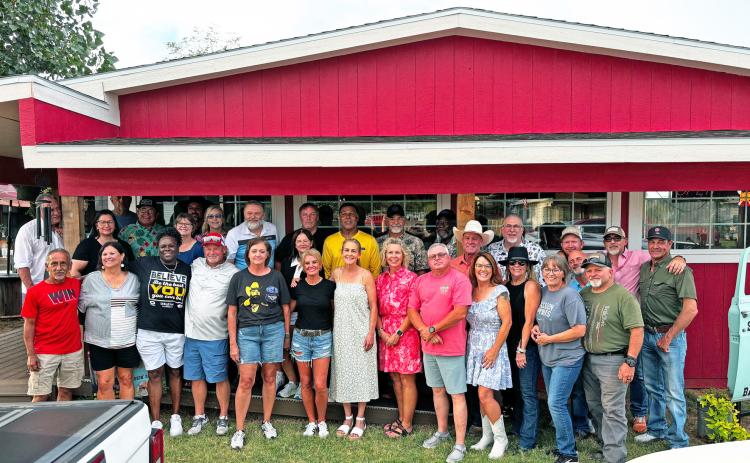 MONTHLY PALOOZA Smokin’ Dick’s Barbecue of Post held their monthly “Dick-a-Palooza” Aug. 1 at their 114 W. 4th Street location. Friends and alumni from Post High School classes of 1983, 1984, 1985 and 1986 met for an informal fun evening. | COURTESY PHOTO