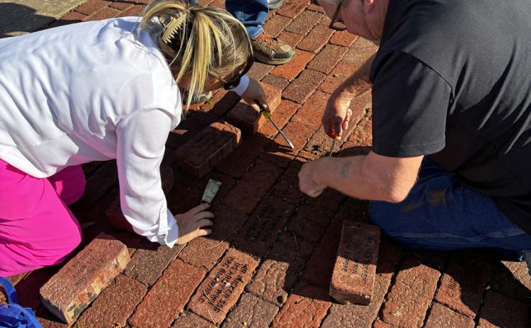 HONORING MEMORIES Community members and families gathered Sept. 10 at Centennial Plaza at the Garza County Courthouse in Post for the Post Area Chamber of Commerce’s latest Memorial Brick installation ceremony. SEE SPOTLIGHT, PAGE 8 | COURTESY PHOTO