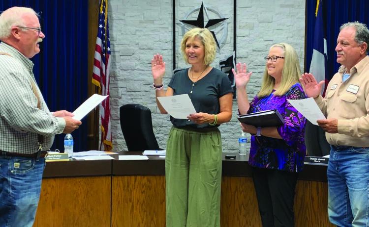 NEW COUNCILWOMAN, Mayor Marvin Self, administered the Oath of Office to newly elected councilwoman Carol Hester (middle) along with unopposed council members Dianne James, Ward 4 (left) and JimmyValdez,Ward 5 (right), who were both appointed in 2019. | ANNA GIBSON PHOTO